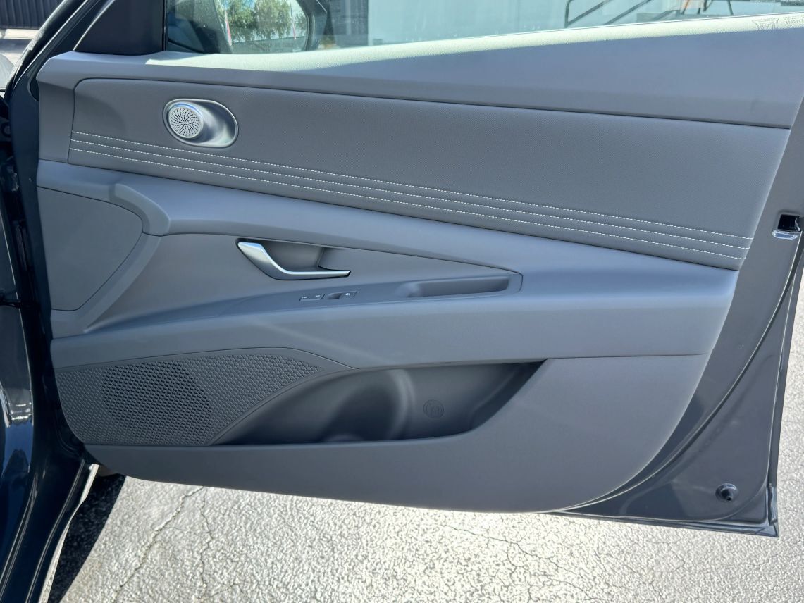 2025 Hyundai Elantra SEL Convenience Sedan 4D