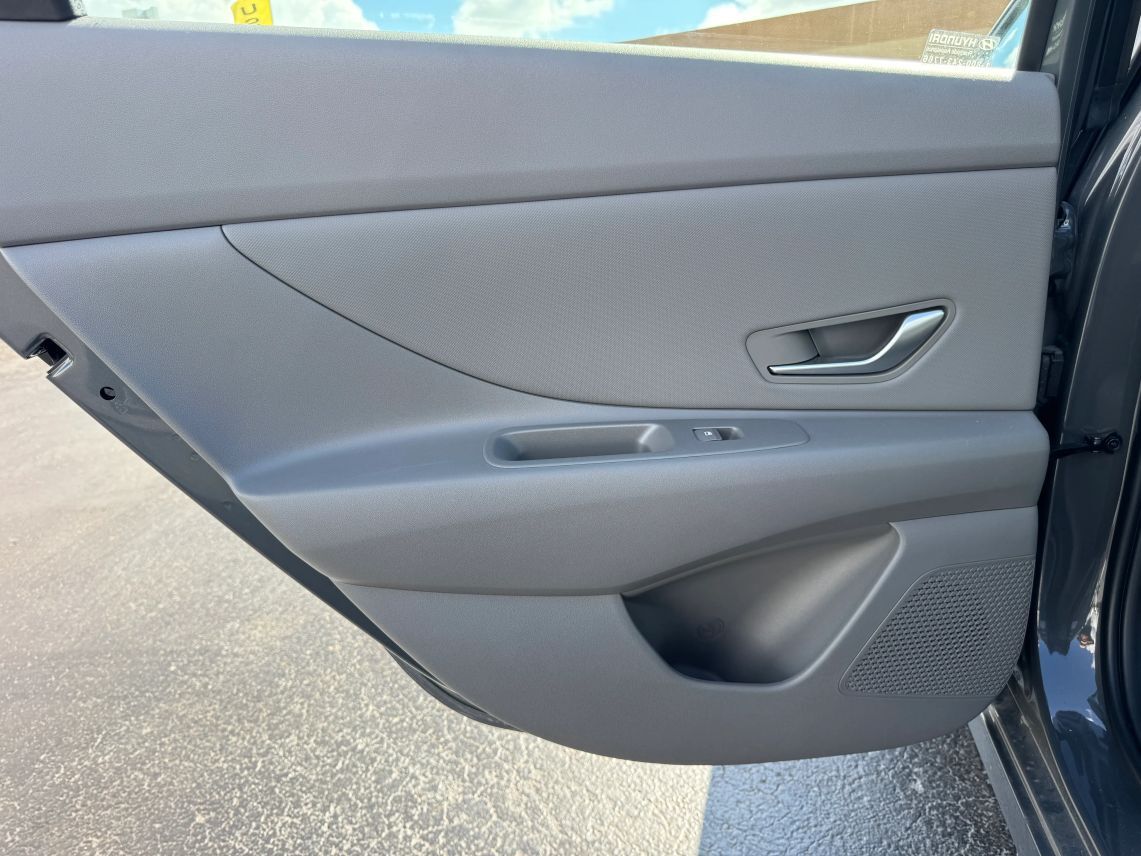 2025 Hyundai Elantra SEL Convenience Sedan 4D