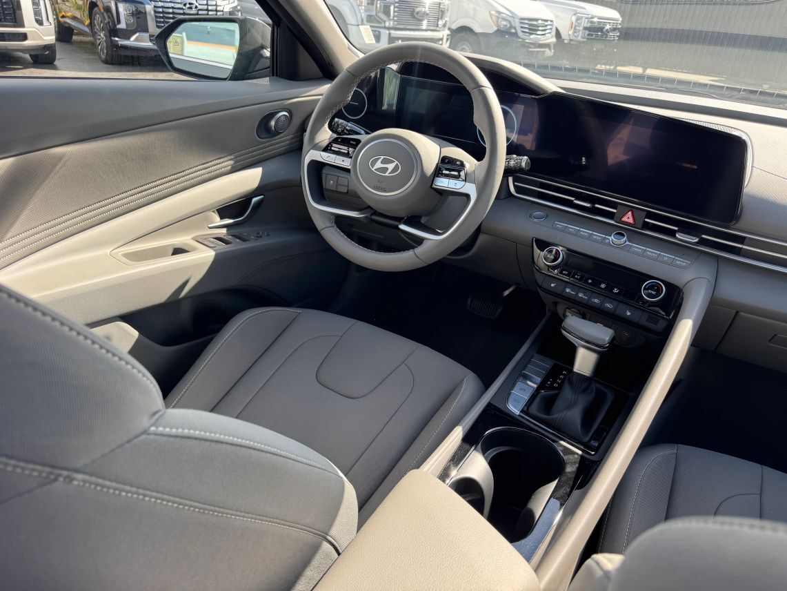 2025 Hyundai Elantra SEL Convenience Sedan 4D