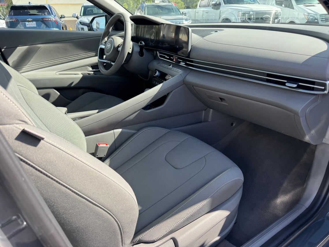 2025 Hyundai Elantra SEL Convenience Sedan 4D