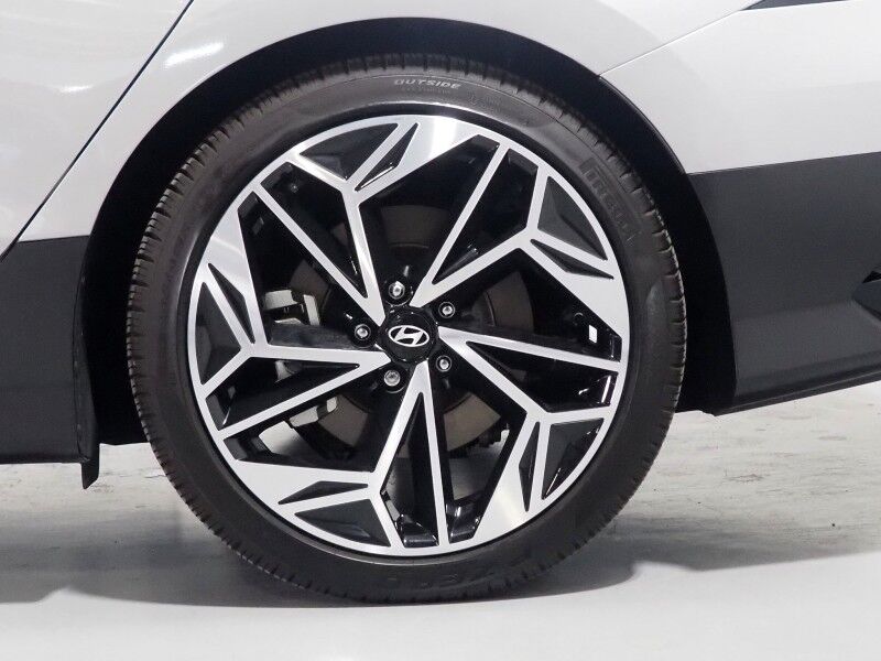 2025 Hyundai IONIQ 6 SEL *NAVIGATION, ADAPTIVE CRUISE, SAFETY ALERTS, BACKUP-CAMERA, DIGITAL COCKPIT, HEATED SEATS, 20 INCH WHEELS, WIRELESS CHARGING, ANDROID & APPLE Round Rock TX