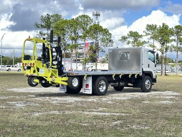 2025 Isuzu FTR 20' Aluminum Flatbed Truck with 4,000 lbs. Truck Mounted Forklif Homestead FL