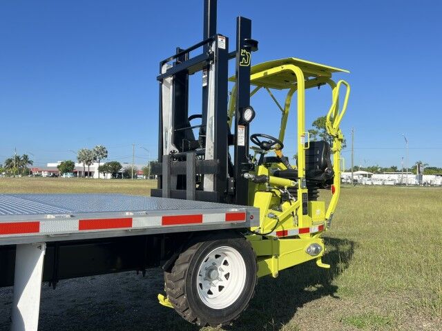 2025 Isuzu FTR 26&apos; BABCO Aluminum Flatbed with 4K Truck Mounted Forklift Homestead FL