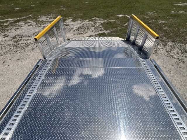 2025 Isuzu NRR Crew Cab GAS 14+5 BABCO Aluminum Dovetail Flatbed Truck Miami FL