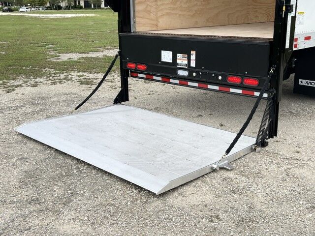 2025 Isuzu NRR Crew Cab GAS 16&apos; Dry Box Truck with 2,000 Railgate Homestead FL