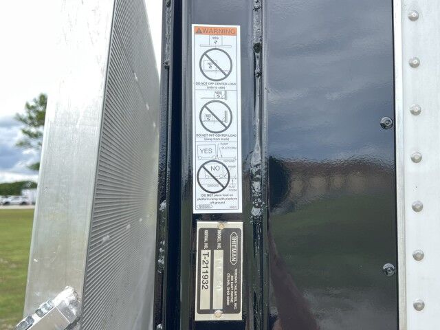 2025 Isuzu NRR Crew Cab GAS 16' Dry Box Truck with 2,000 Railgate Homestead FL