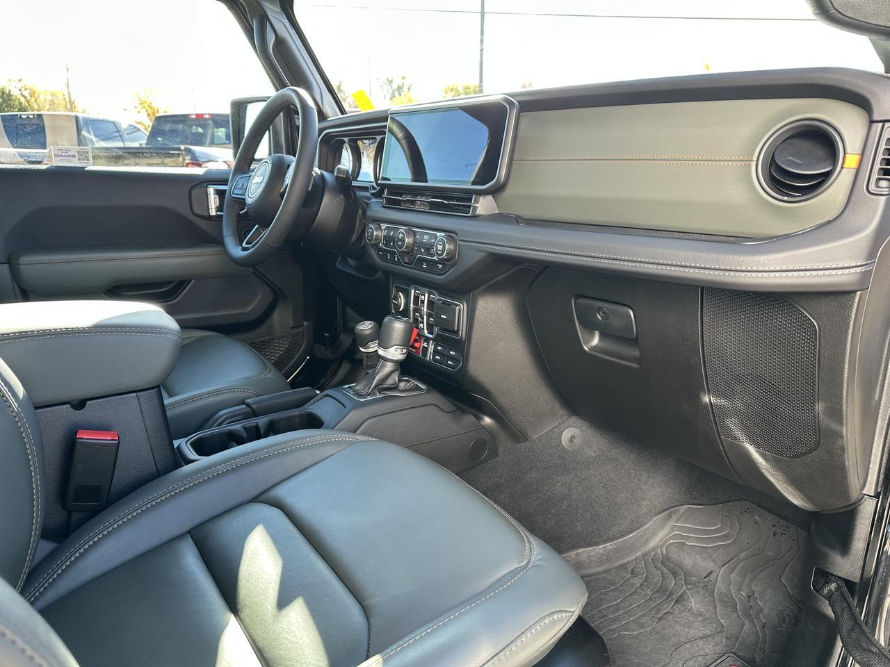 2025 Jeep Gladiator Mojave | FOX Shocks | 4.10 Axle | E-Locker Rear Axle | Leather | Heated Seats | Tow Package Redwater AB