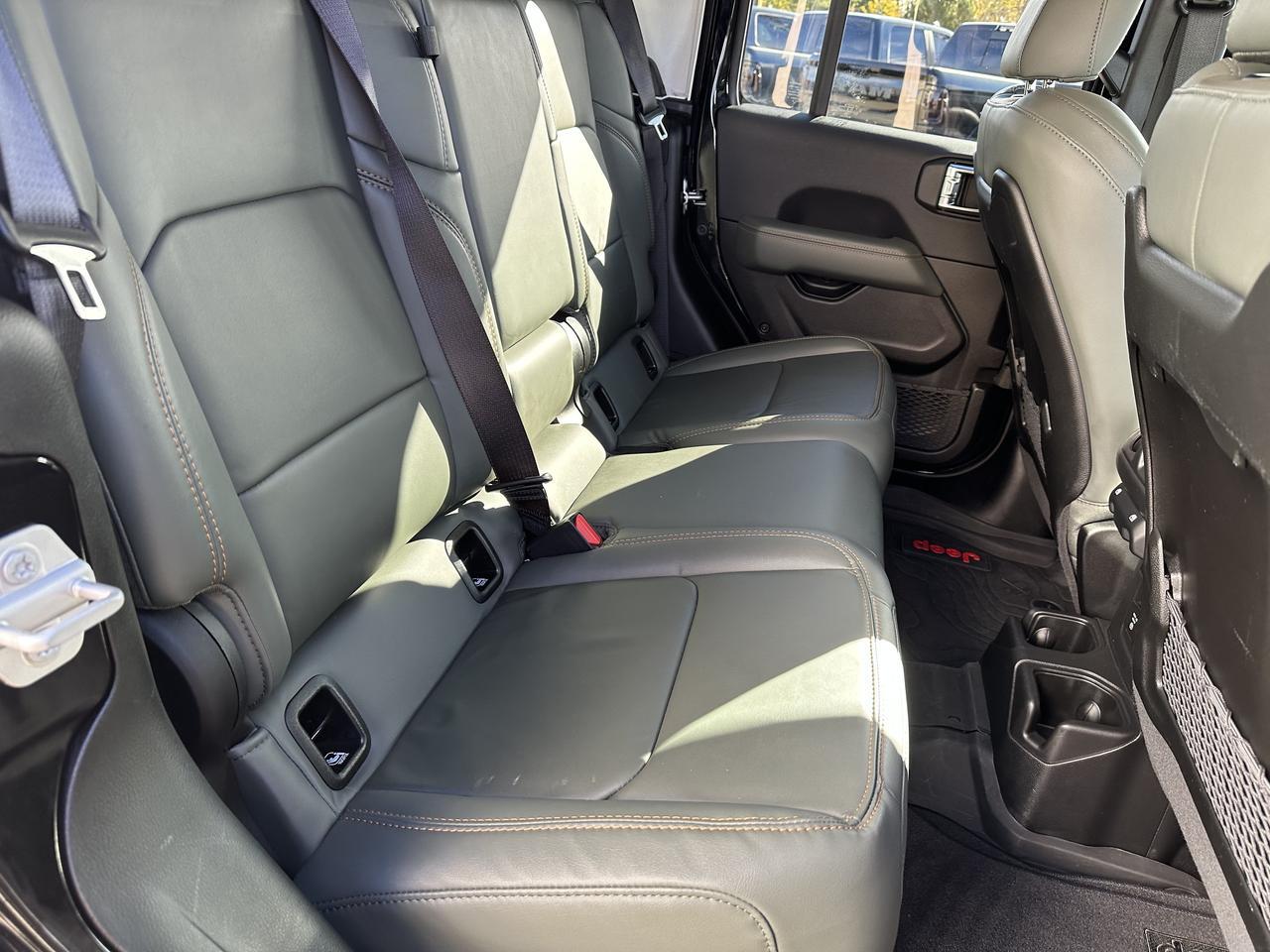 2025 Jeep Gladiator Mojave | FOX Shocks | 4.10 Axle | E-Locker Rear Axle | Leather | Heated Seats | Tow Package Redwater AB