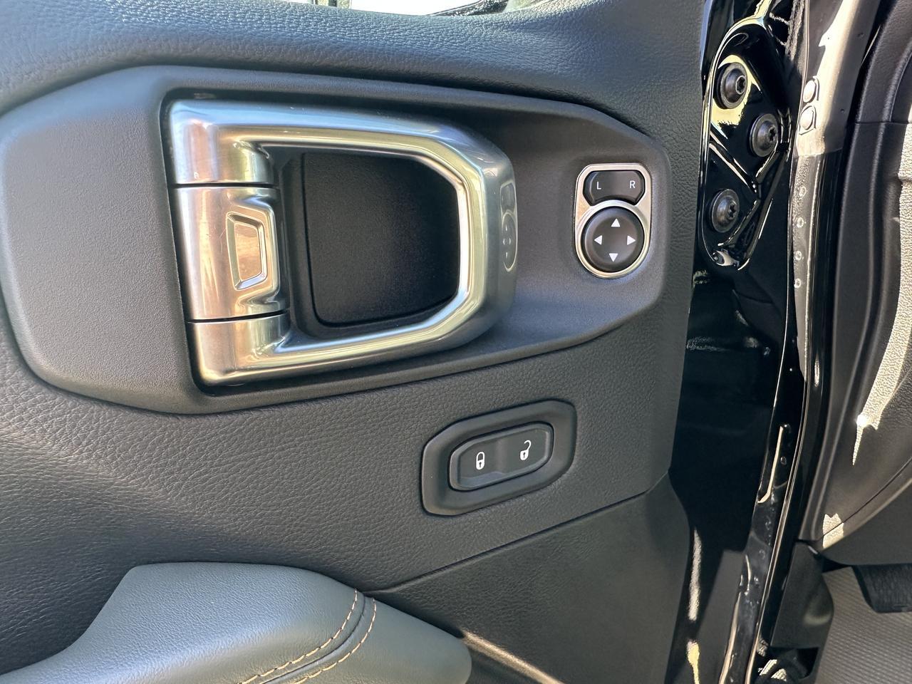 2025 Jeep Gladiator Mojave | FOX Shocks | 4.10 Axle | E-Locker Rear Axle | Leather | Heated Seats | Tow Package Redwater AB