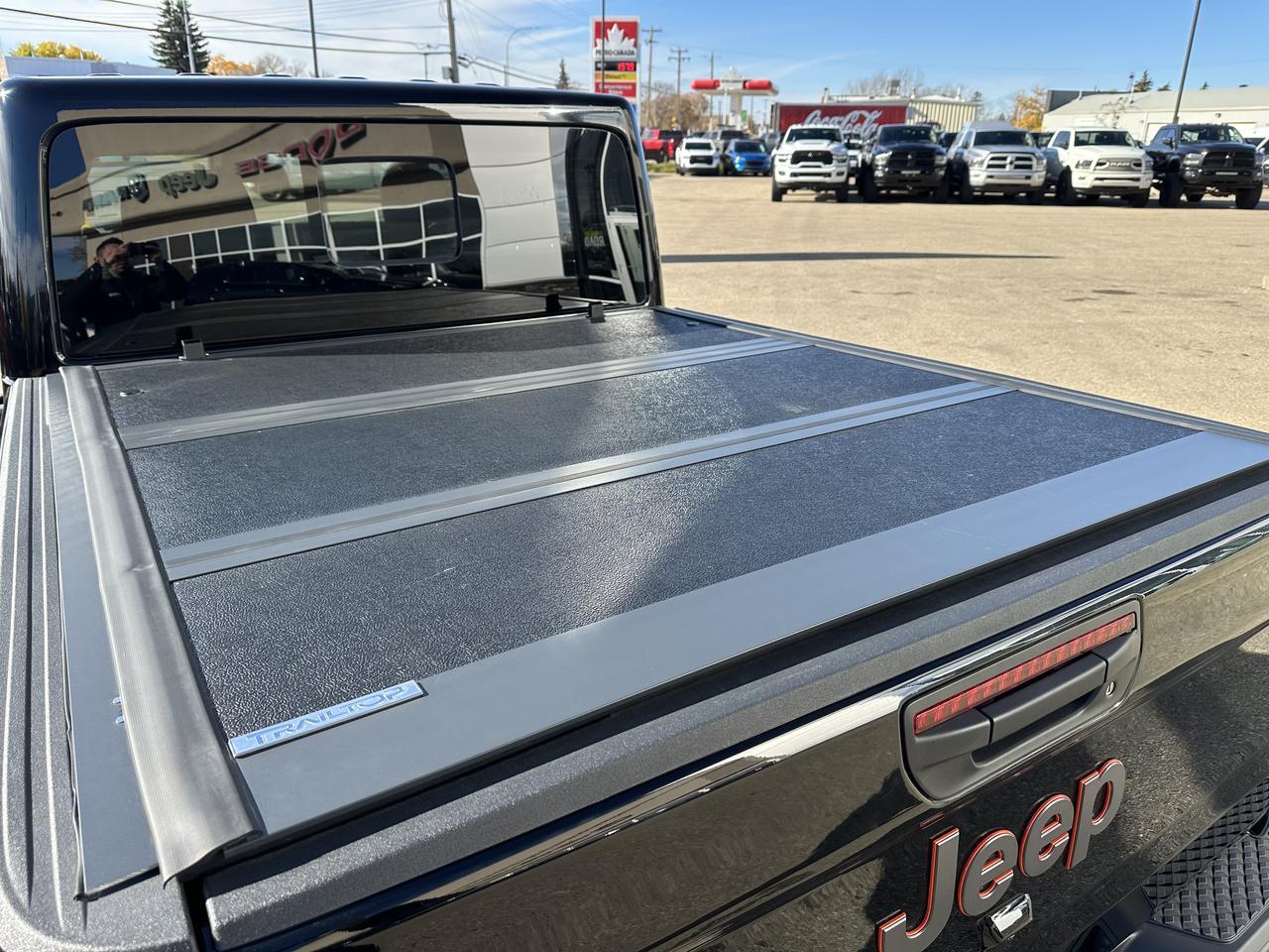 2025 Jeep Gladiator Mojave | FOX Shocks | 4.10 Axle | E-Locker Rear Axle | Leather | Heated Seats | Tow Package Redwater AB