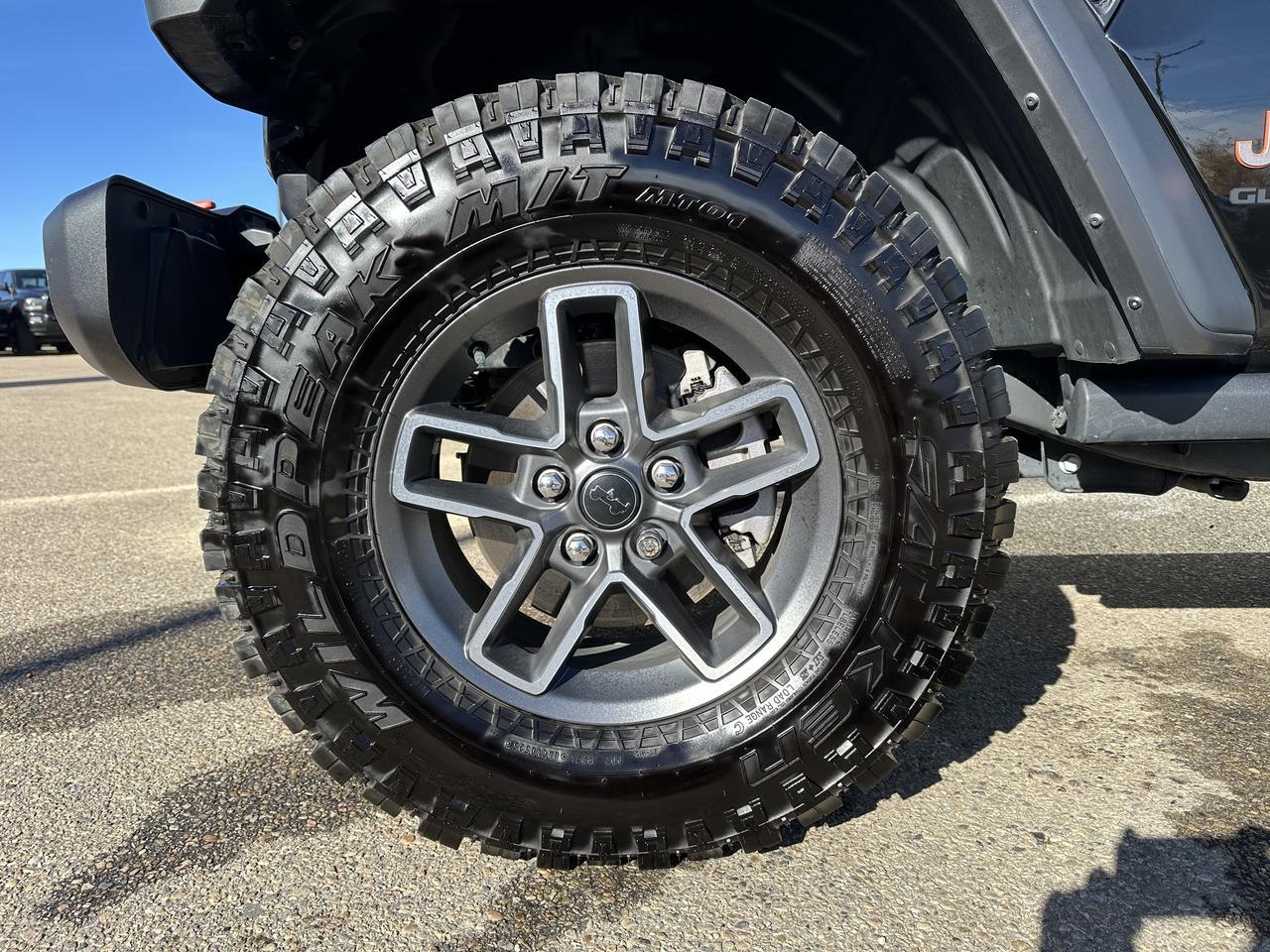 2025 Jeep Gladiator Mojave | FOX Shocks | 4.10 Axle | E-Locker Rear Axle | Leather | Heated Seats | Tow Package Redwater AB