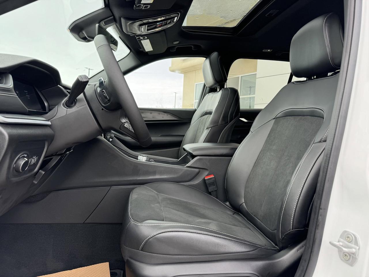2025 Jeep Grand Cherokee Altitude 4x4 | V6 | Sunroof | 5 Passenger | Heated Seats | Power Liftgate Redwater AB