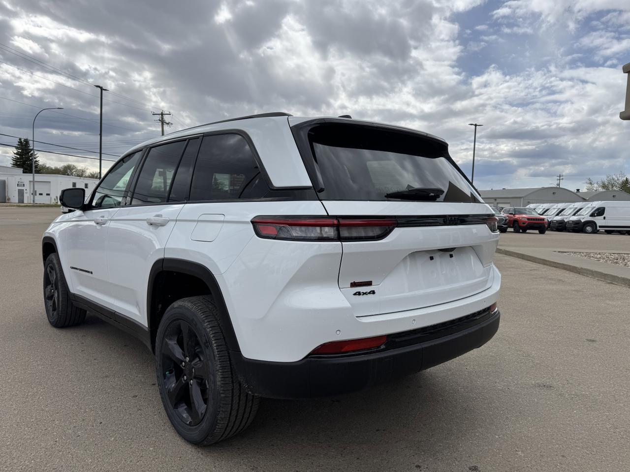 2025 Jeep Grand Cherokee Altitude 4x4 | V6 | Sunroof | 5 Passenger | Heated Seats | Power Liftgate Redwater AB