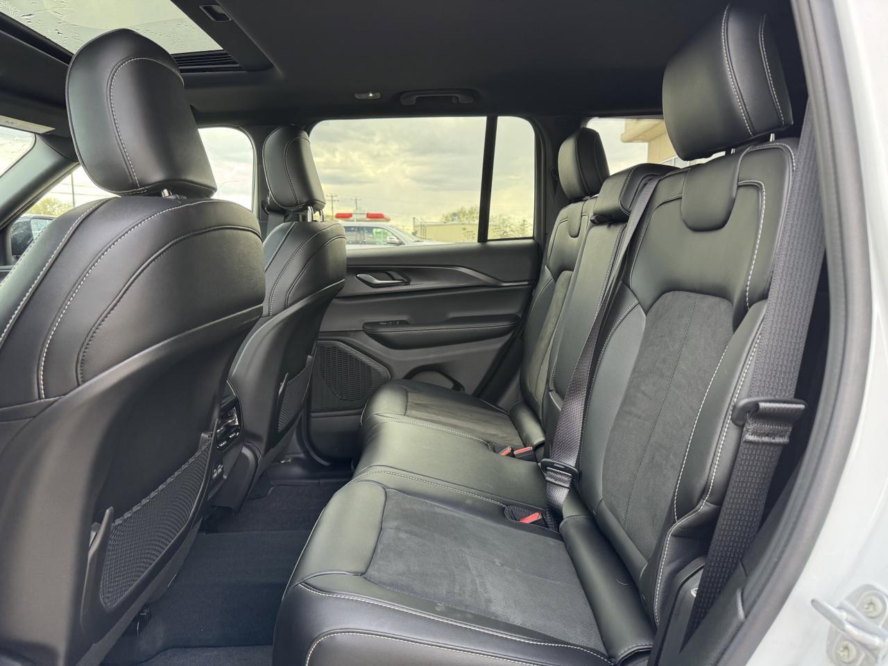 2025 Jeep Grand Cherokee Altitude 4x4 | V6 | Sunroof | 5 Passenger | Heated Seats | Power Liftgate Redwater AB