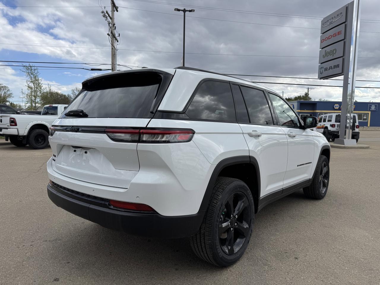 2025 Jeep Grand Cherokee Altitude 4x4 | V6 | Sunroof | 5 Passenger | Heated Seats | Power Liftgate Redwater AB