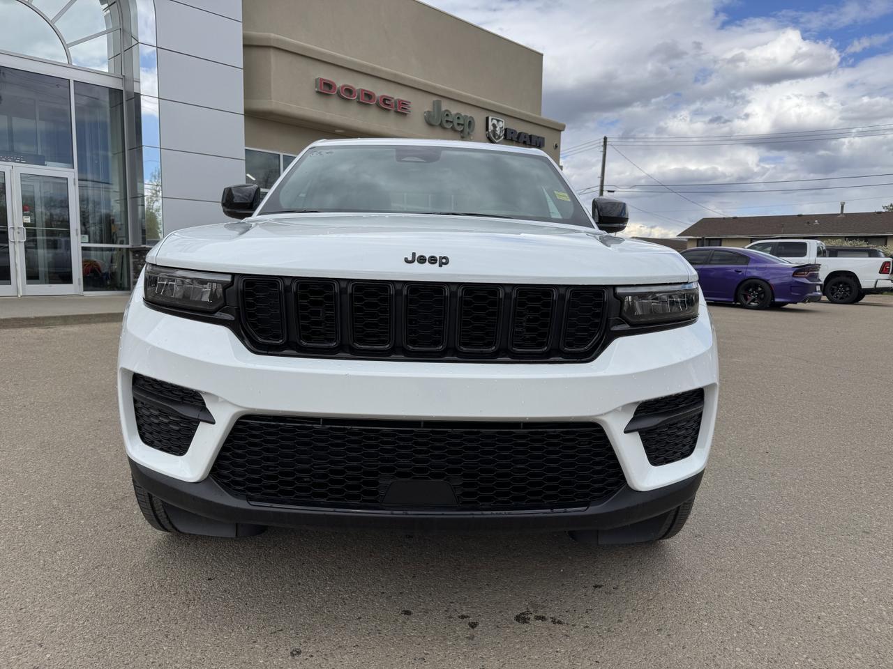 2025 Jeep Grand Cherokee Altitude 4x4 | V6 | Sunroof | 5 Passenger | Heated Seats | Power Liftgate Redwater AB