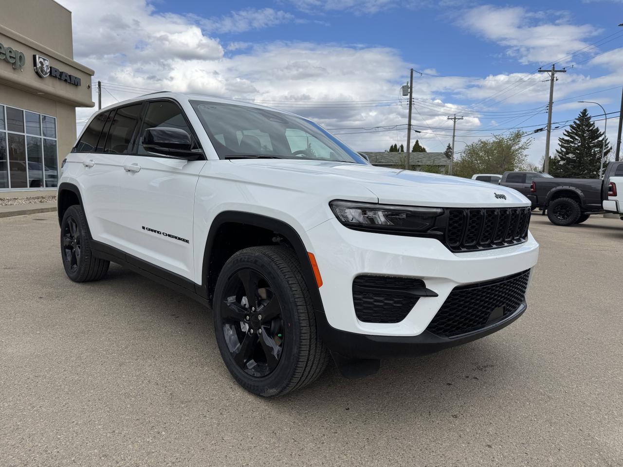 2025 Jeep Grand Cherokee Altitude 4x4 | V6 | Sunroof | 5 Passenger | Heated Seats | Power Liftgate Redwater AB