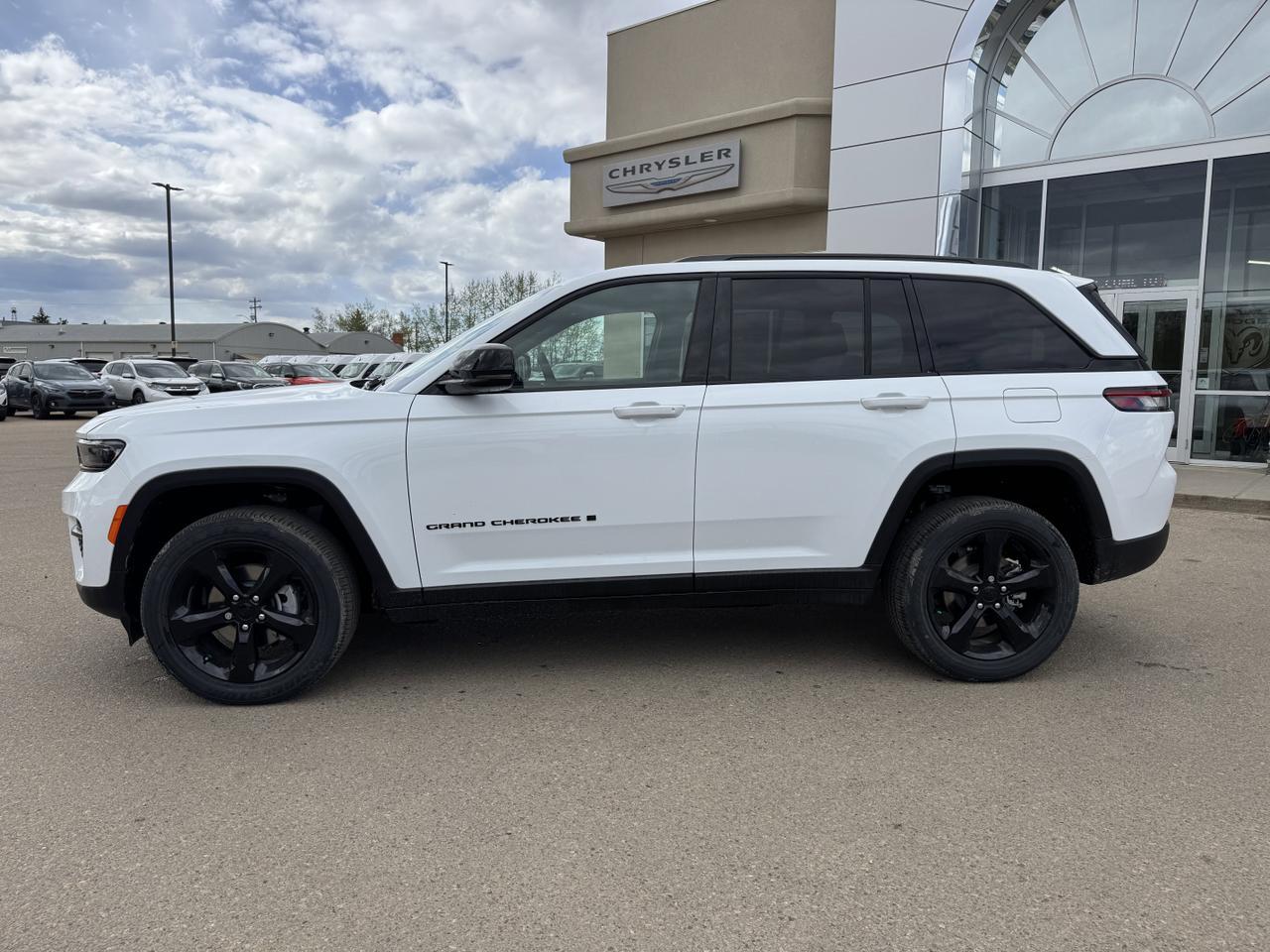 2025 Jeep Grand Cherokee Altitude 4x4 | V6 | Sunroof | 5 Passenger | Heated Seats | Power Liftgate Redwater AB