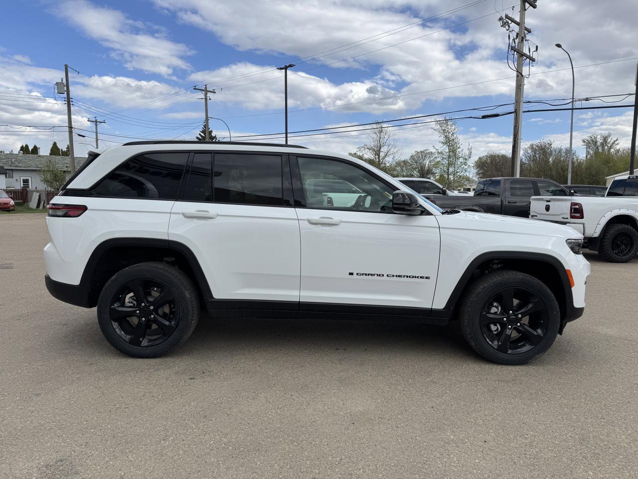 2025 Jeep Grand Cherokee Altitude 4x4 | V6 | Sunroof | 5 Passenger | Heated Seats | Power Liftgate Redwater AB