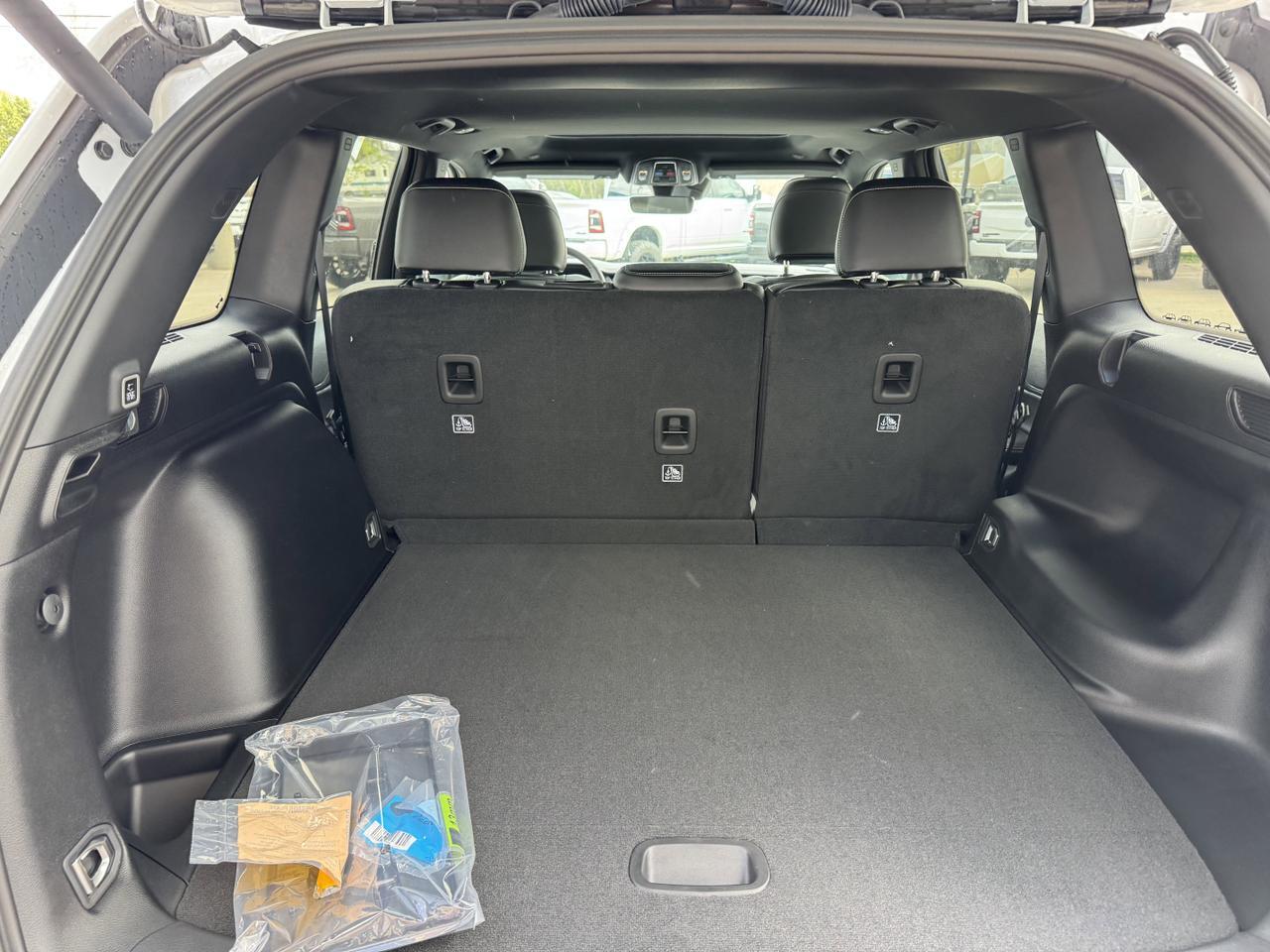 2025 Jeep Grand Cherokee Altitude 4x4 | V6 | Sunroof | 5 Passenger | Heated Seats | Power Liftgate Redwater AB