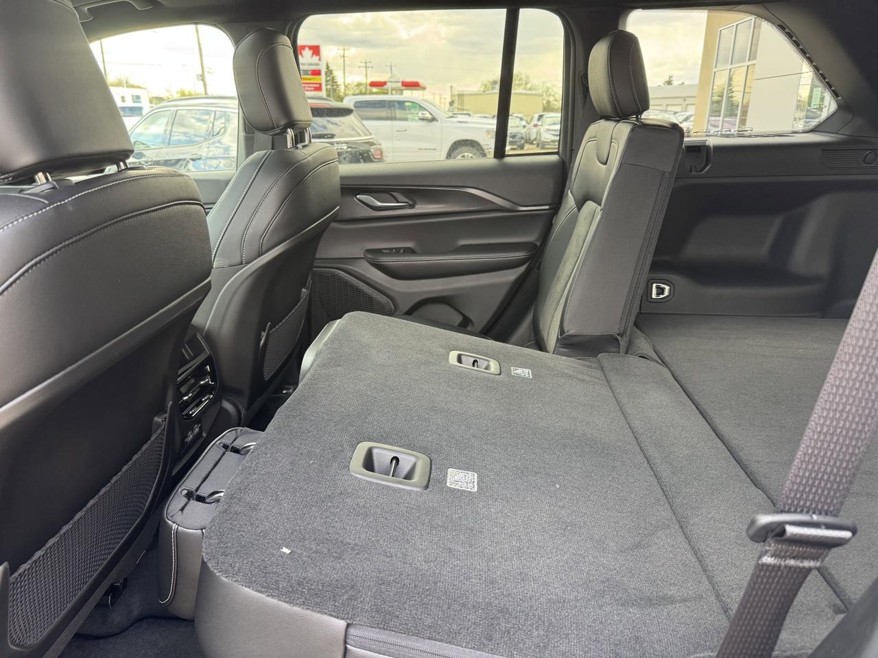 2025 Jeep Grand Cherokee Altitude 4x4 | V6 | Sunroof | 5 Passenger | Heated Seats | Power Liftgate Redwater AB