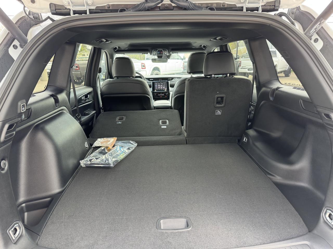 2025 Jeep Grand Cherokee Altitude 4x4 | V6 | Sunroof | 5 Passenger | Heated Seats | Power Liftgate Redwater AB