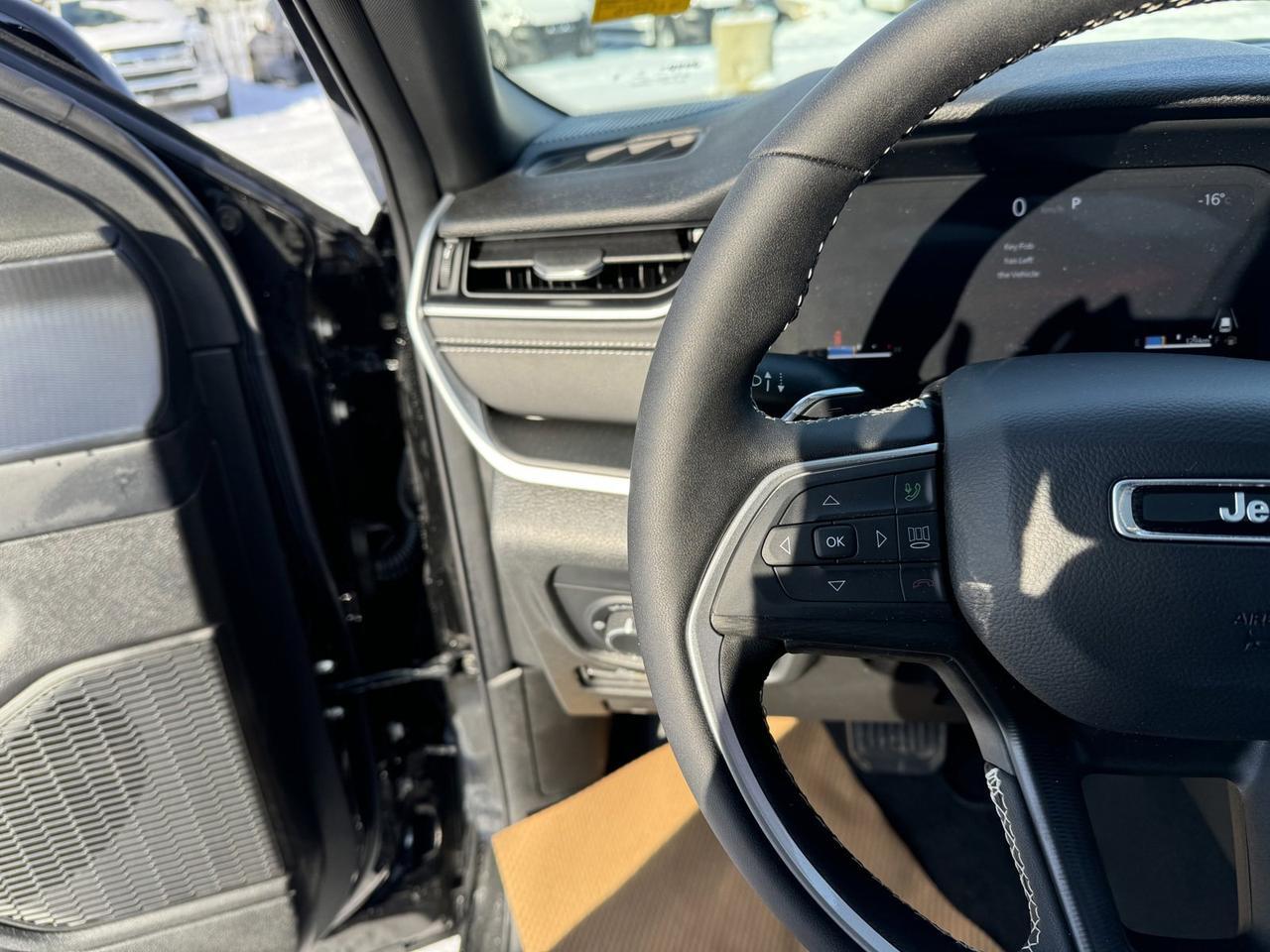 2025 Jeep Grand Cherokee Altitude 4x4 | V6 | Sunroof | Power Liftgate | Tow Package I Heated Seats Redwater AB