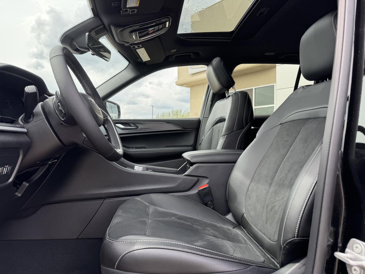 2025 Jeep Grand Cherokee Altitude 4x4 | V6 | Sunroof | Power Liftgate | Tow Package I Heated Seats Redwater AB