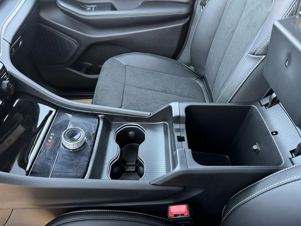 2025 Jeep Grand Cherokee Altitude 4x4 | V6 | Sunroof | Power Liftgate | Tow Package I Heated Seats Redwater AB