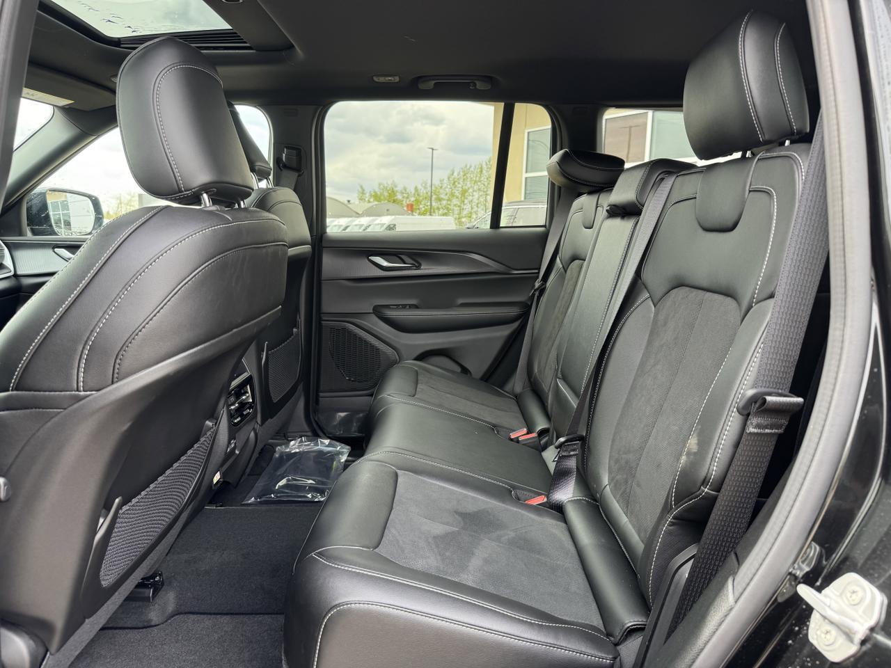 2025 Jeep Grand Cherokee Altitude 4x4 | V6 | Sunroof | Power Liftgate | Tow Package I Heated Seats Redwater AB