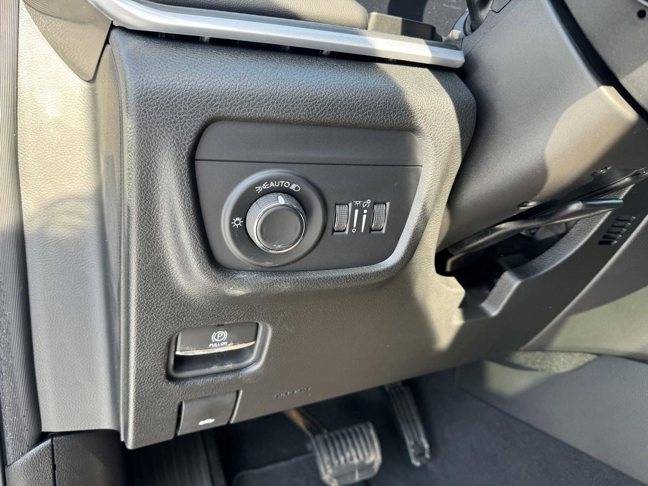 2025 Jeep Grand Cherokee Altitude 4x4 | V6 | Sunroof | Power Liftgate | Tow Package I Heated Seats Redwater AB