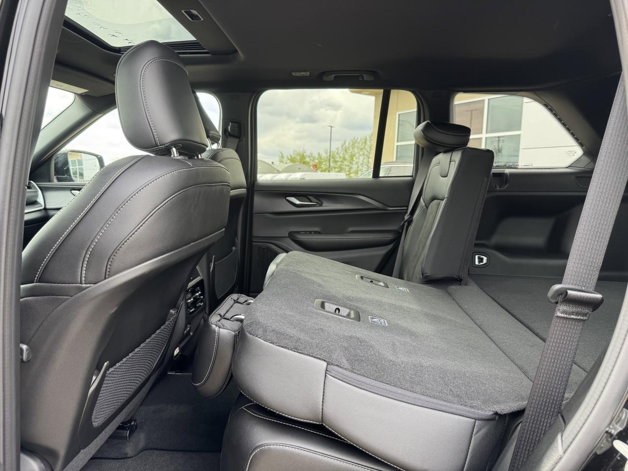2025 Jeep Grand Cherokee Altitude 4x4 | V6 | Sunroof | Power Liftgate | Tow Package I Heated Seats Redwater AB