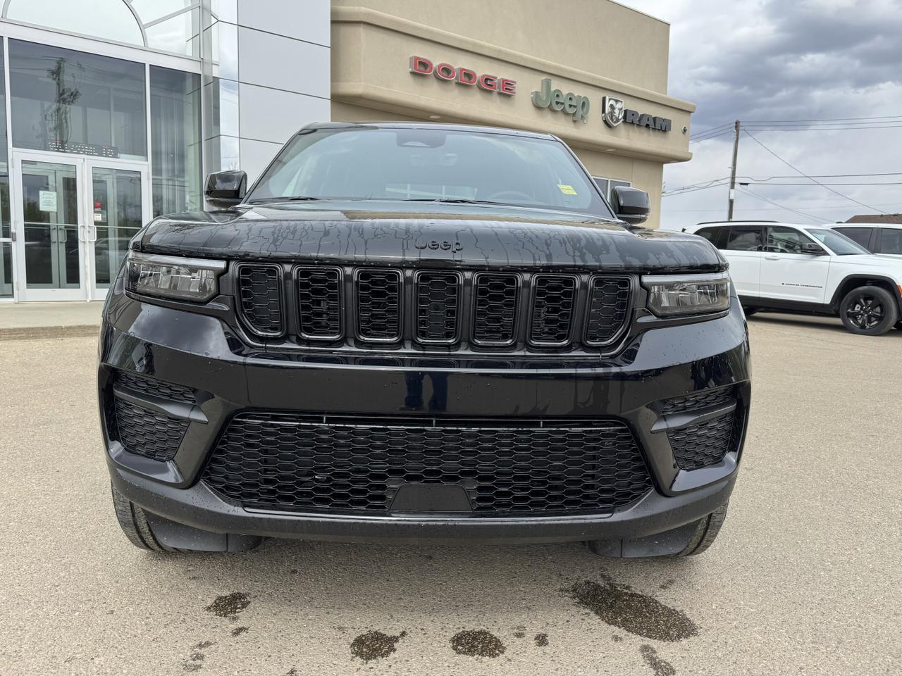 2025 Jeep Grand Cherokee Altitude 4x4 | V6 | Sunroof | Power Liftgate | Tow Package I Heated Seats Redwater AB