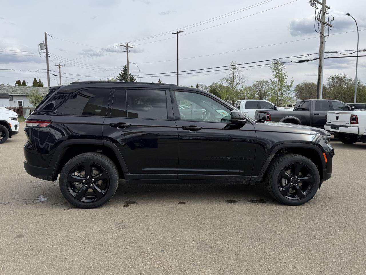 2025 Jeep Grand Cherokee Altitude 4x4 | V6 | Sunroof | Power Liftgate | Tow Package I Heated Seats Redwater AB