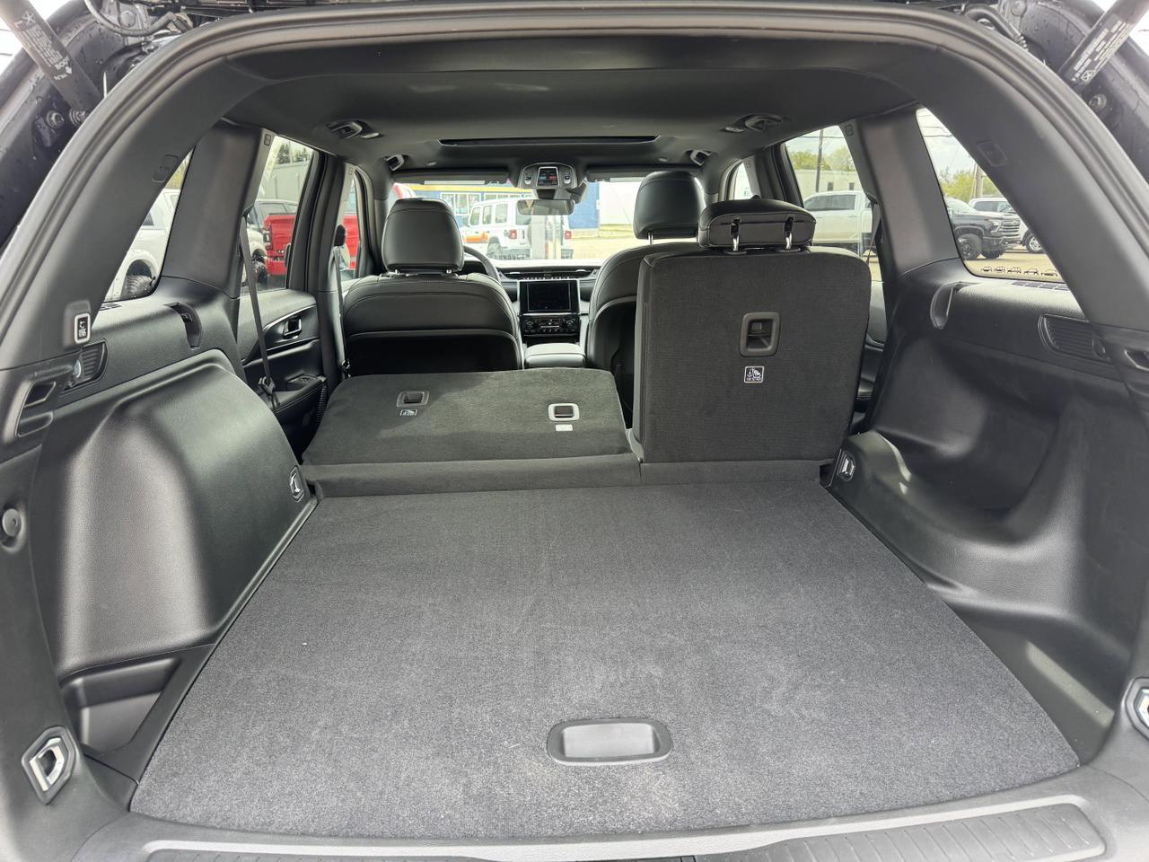 2025 Jeep Grand Cherokee Altitude 4x4 | V6 | Sunroof | Power Liftgate | Tow Package I Heated Seats Redwater AB