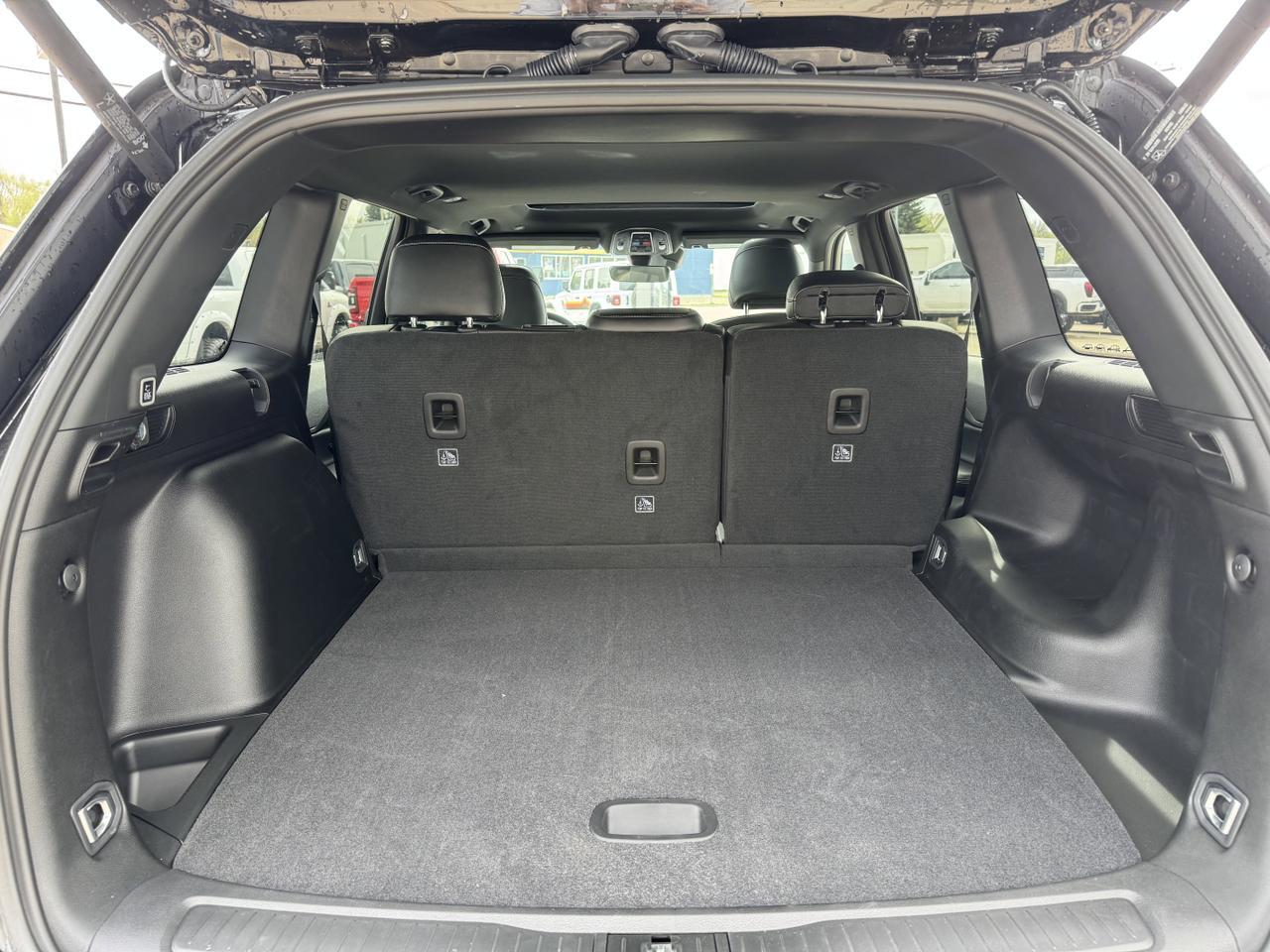 2025 Jeep Grand Cherokee Altitude 4x4 | V6 | Sunroof | Power Liftgate | Tow Package I Heated Seats Redwater AB