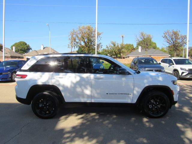 2025 Jeep Grand Cherokee Laredo Altitude photo 3