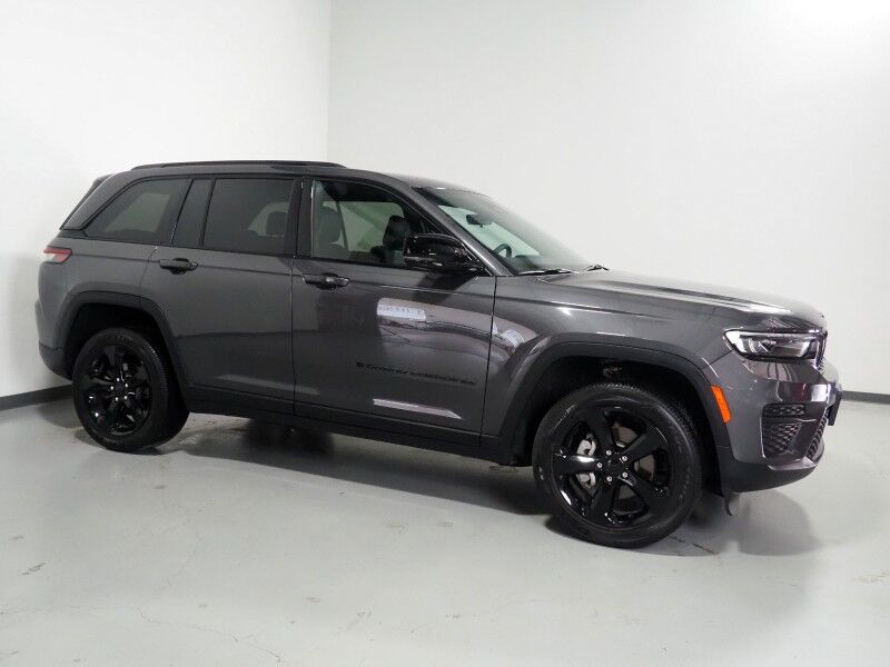 2025 Jeep Grand Cherokee Altitude *ADAPTIVE CRUISE, SAFETY ALERTS, BACKUP-CAMERA, COLOR TOUCHSCREEN, SUEDE LEATHER, HEATED SEATS/STEERING,POWER LIFTGATE, REMOTE START, 20 INCH WHEELS, WIRELESS CHARGING, ANDROID & APPLE