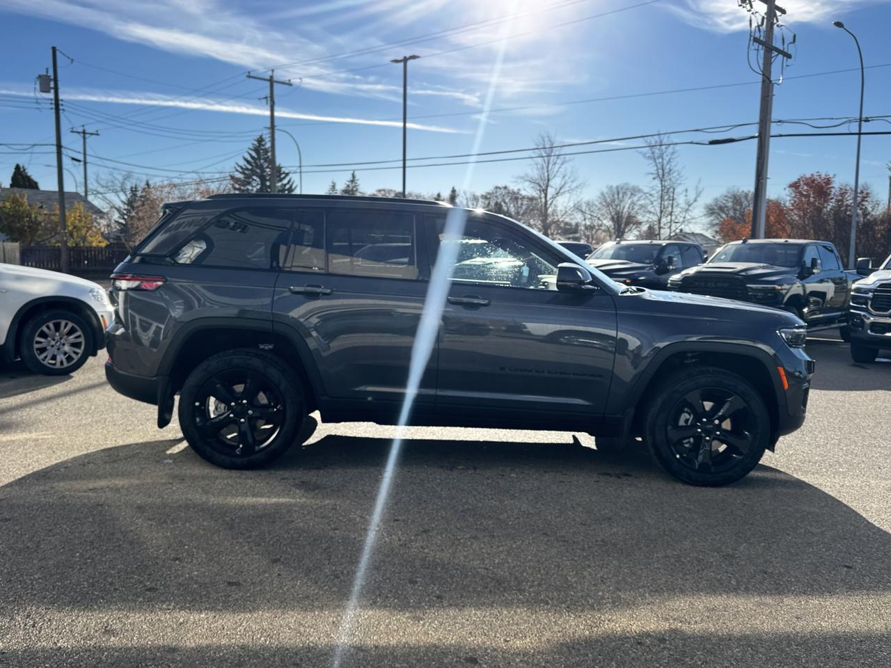 2025 Jeep Grand Cherokee Altitude Laredo 4x4 | V6 | Leather | Sunroof | Heated Seats | 5 Passenger Redwater AB