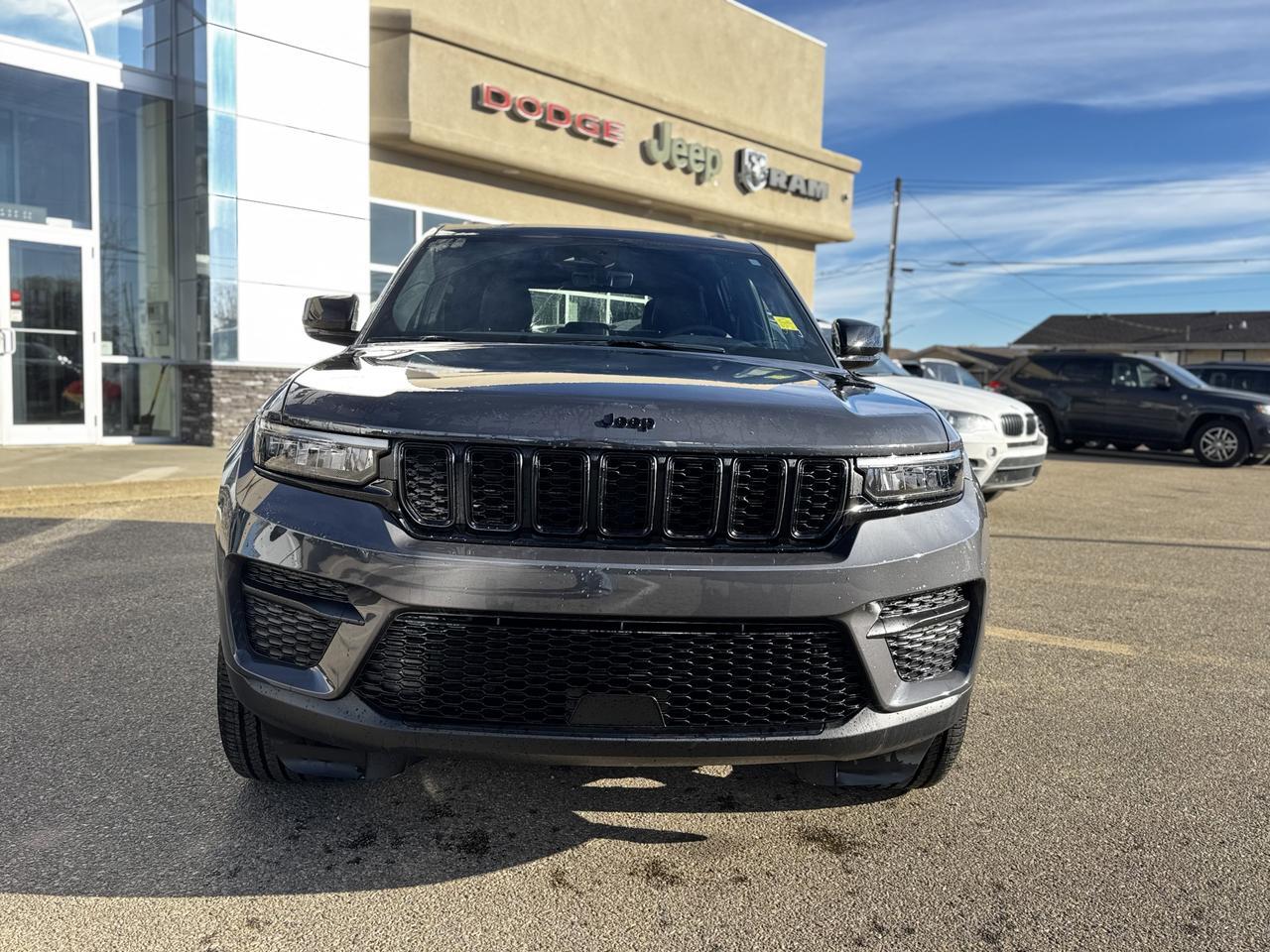 2025 Jeep Grand Cherokee Altitude Laredo 4x4 | V6 | Leather | Sunroof | Heated Seats | 5 Passenger Redwater AB