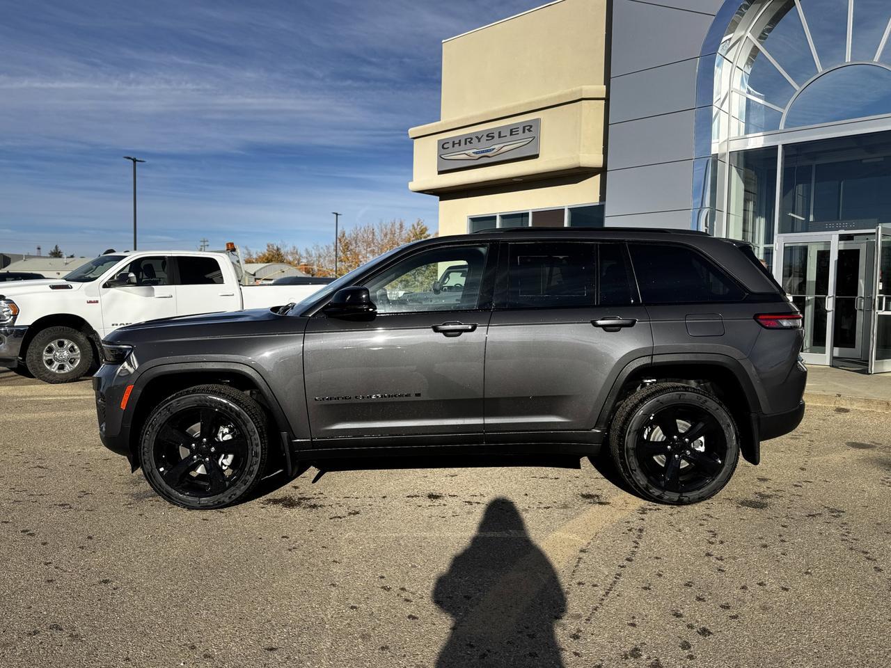 2025 Jeep Grand Cherokee Altitude Laredo 4x4 | V6 | Leather | Sunroof | Heated Seats | 5 Passenger Redwater AB