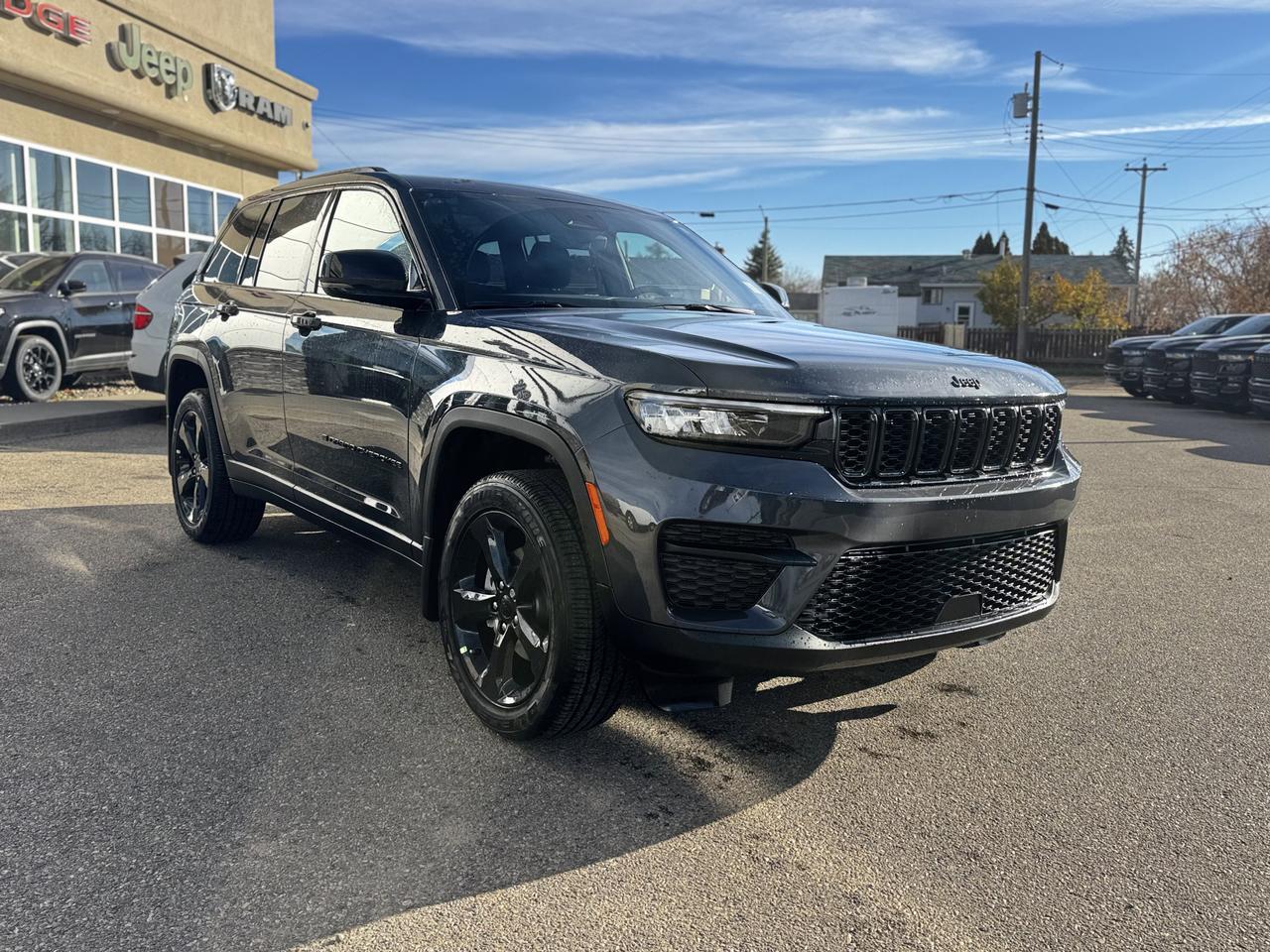 2025 Jeep Grand Cherokee Altitude Laredo 4x4 | V6 | Leather | Sunroof | Heated Seats | 5 Passenger Redwater AB