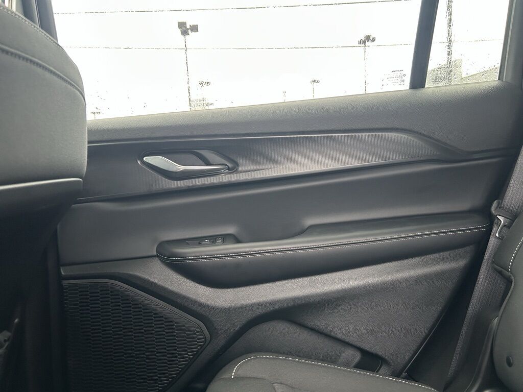 2025 Jeep Grand Cherokee L Laredo Crestwood KY