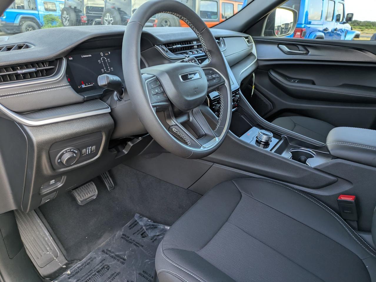 2025 Jeep Grand Cherokee L Laredo X Castroville TX