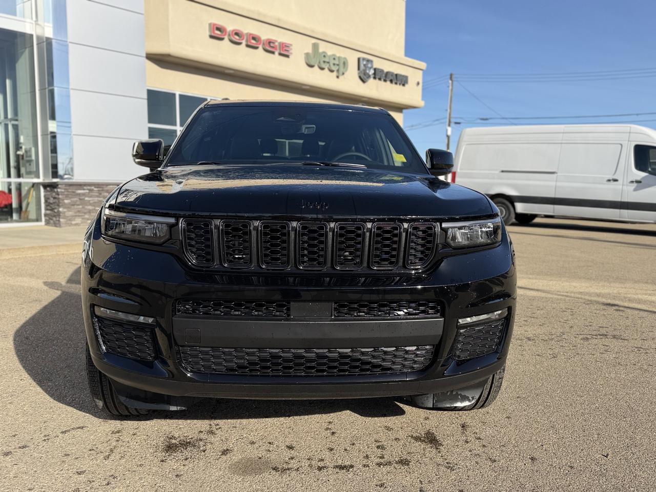 2025 Jeep Grand Cherokee L Limited 4x4 | V6 | Black Appearance Pkg | Pano Sunroof | Remote Start Redwater AB