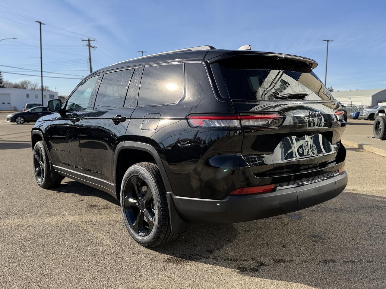 2025 Jeep Grand Cherokee L Limited 4x4 | V6 | Black Appearance Pkg | Pano Sunroof | Remote Start Redwater AB