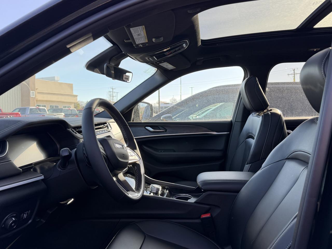 2025 Jeep Grand Cherokee L Limited 4x4 | V6 | Black Appearance Pkg | Pano Sunroof | Remote Start Redwater AB