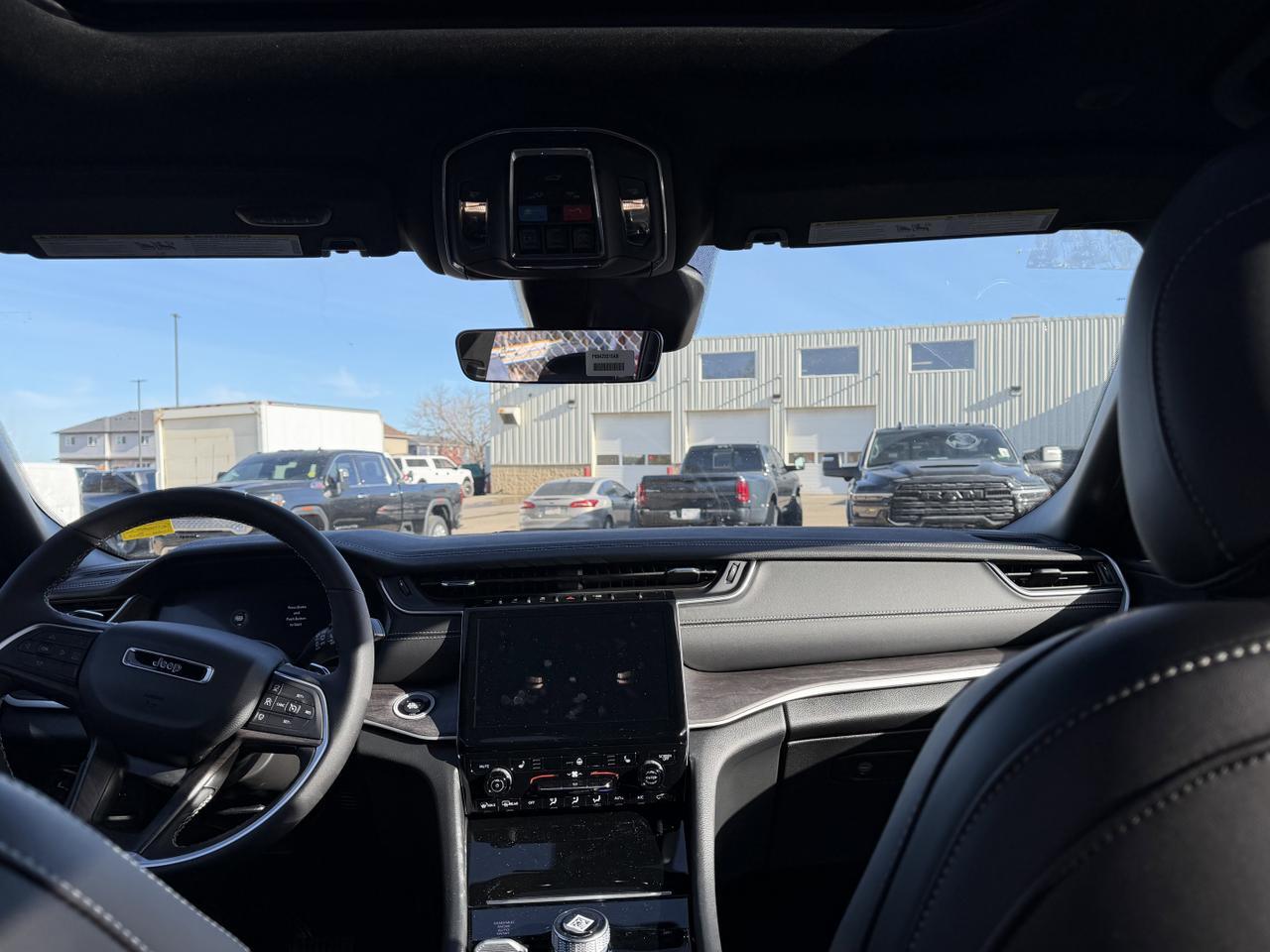 2025 Jeep Grand Cherokee L Limited 4x4 | V6 | Black Appearance Pkg | Pano Sunroof | Remote Start Redwater AB