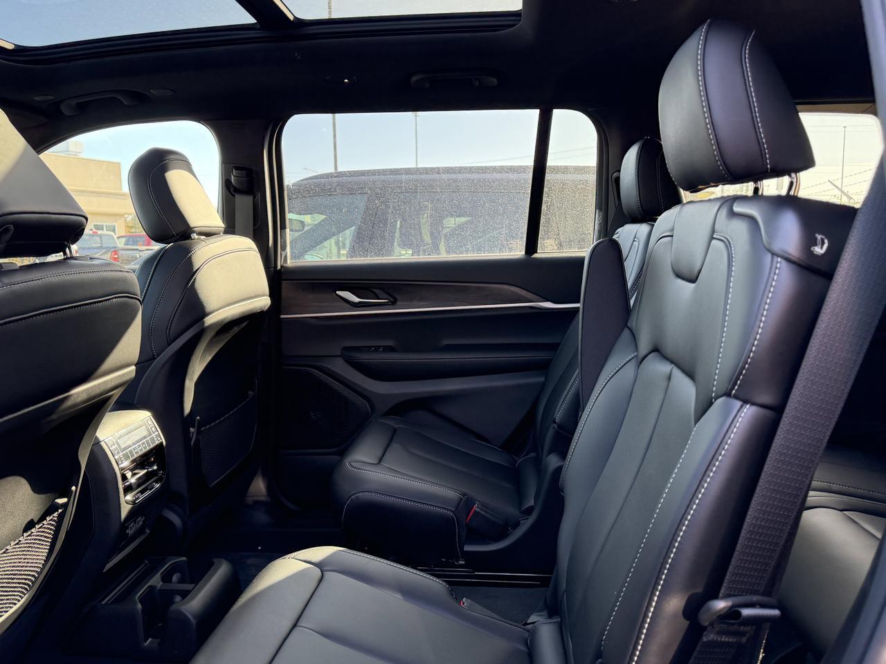 2025 Jeep Grand Cherokee L Limited 4x4 | V6 | Black Appearance Pkg | Pano Sunroof | Remote Start Redwater AB