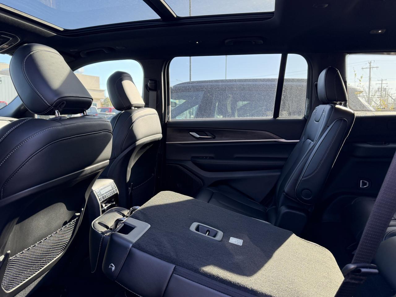 2025 Jeep Grand Cherokee L Limited 4x4 | V6 | Black Appearance Pkg | Pano Sunroof | Remote Start Redwater AB